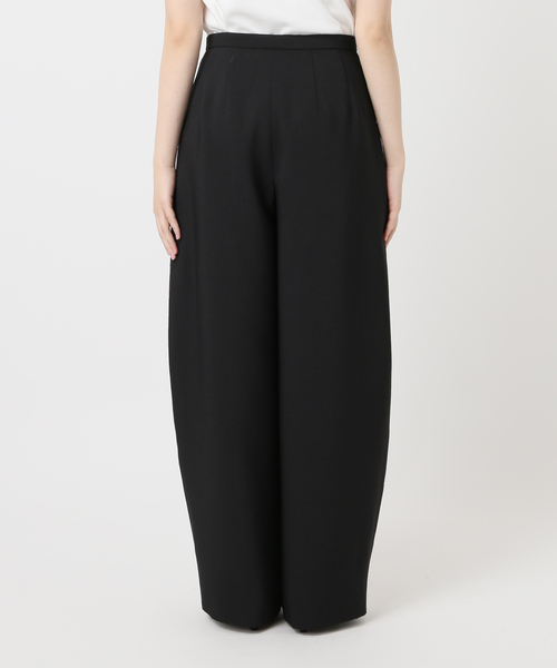 Noble（ノーブル）の「バックサテンカーブシルエットパンツ（スラックス・レディース・ベージュ/ブラック・36/38/40）」の11枚目の写真