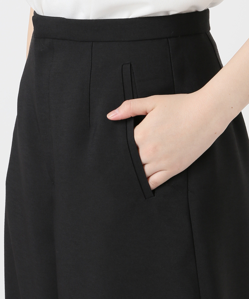 Noble（ノーブル）の「バックサテンカーブシルエットパンツ（スラックス・レディース・ベージュ/ブラック・36/38/40）」の14枚目の写真