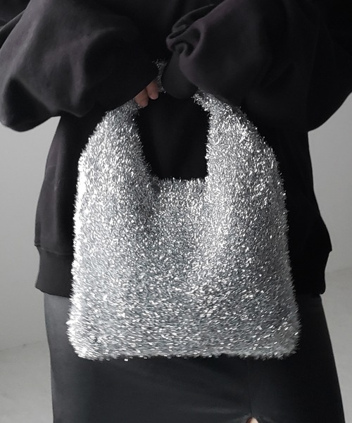 me+em select（ミームセレクト）の「【 ４color 】ラメシャギーニットミニハンドバッグ（ハンドバッグ・レディース・シルバー/ピンク/チャコール/ブラック・FREE）」の4枚目の写真
