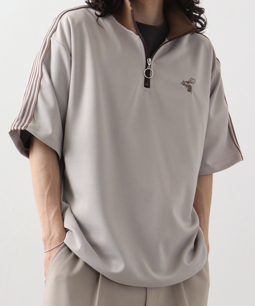 SUGGESTION(サジェッション)の「SUGGESTION ハチ刺繍サイドライン半袖ハーフジップ(Tシャツ/カットソー・メンズ・ブラック/ホワイト/サンドベージュ/ブルー・L/M)」の3枚目の写真