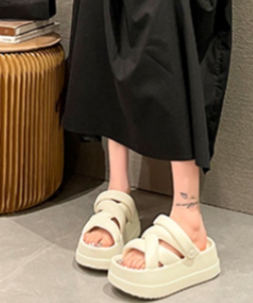 Ritzy（リッツィー）の「クロスデザイン 厚底サンダル（サンダル・レディース・ホワイト/ブラック・25.5/24.5/23.5）」の2枚目の写真