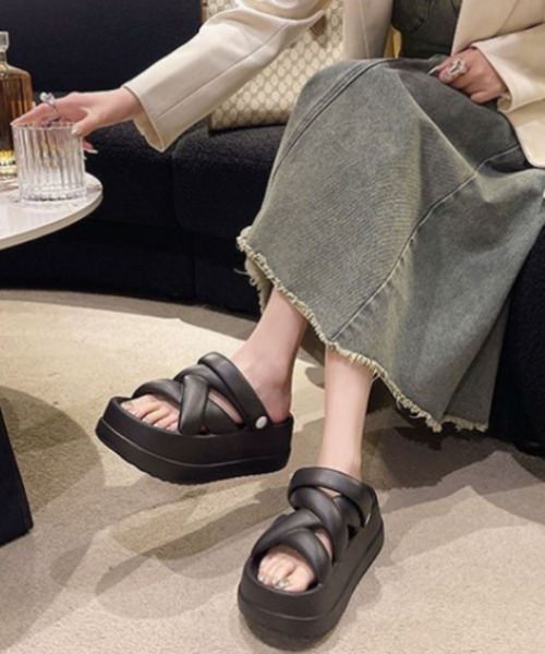 Ritzy（リッツィー）の「クロスデザイン 厚底サンダル（サンダル・レディース・ホワイト/ブラック・25.5/24.5/23.5）」の4枚目の写真