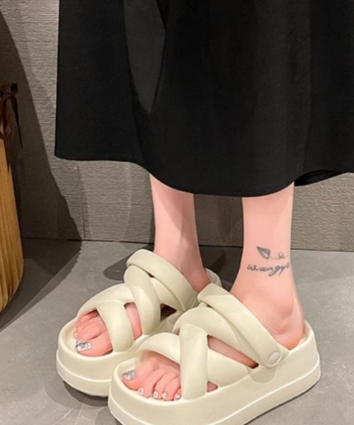 Ritzy（リッツィー）の「クロスデザイン 厚底サンダル（サンダル・レディース・ホワイト/ブラック・25.5/24.5/23.5）」の11枚目の写真