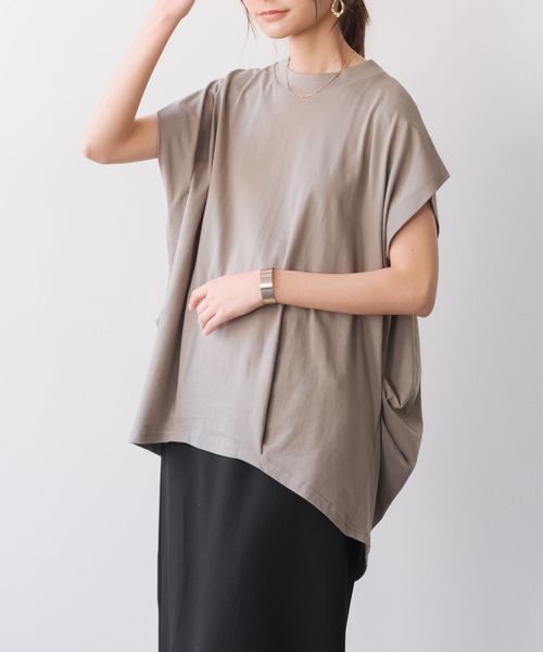 and it_(アンドイット)の「バックタック二の腕カバーコットンTシャツ(Tシャツ/カットソー・レディース・ライトブルー/グレイッシュベージュ/オフホワイト/ブラック・FREE)」の6枚目の写真