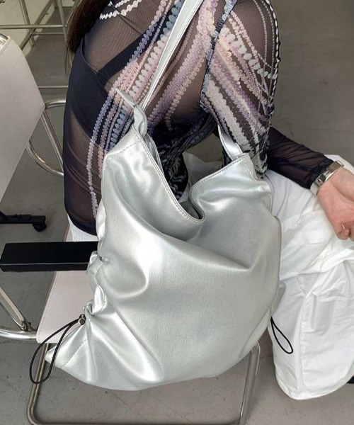 Vipoa（ヴィポア）の「Drawcord leather tote bag（トートバッグ・レディース・アイボリー/ブラック/シルバー・FREE）」の3枚目の写真