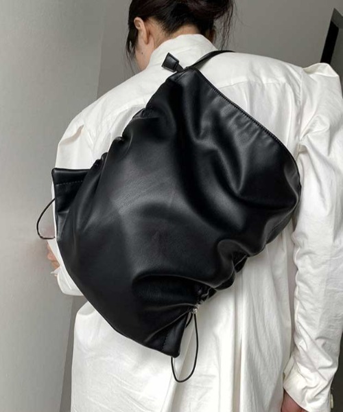 Vipoa（ヴィポア）の「Drawcord leather tote bag（トートバッグ・レディース・アイボリー/ブラック/シルバー・FREE）」の2枚目の写真