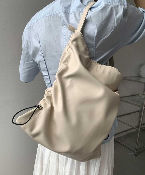 Vipoa（ヴィポア）の「Drawcord leather tote bag（トートバッグ・レディース・アイボリー/ブラック/シルバー・FREE）」の4枚目の写真