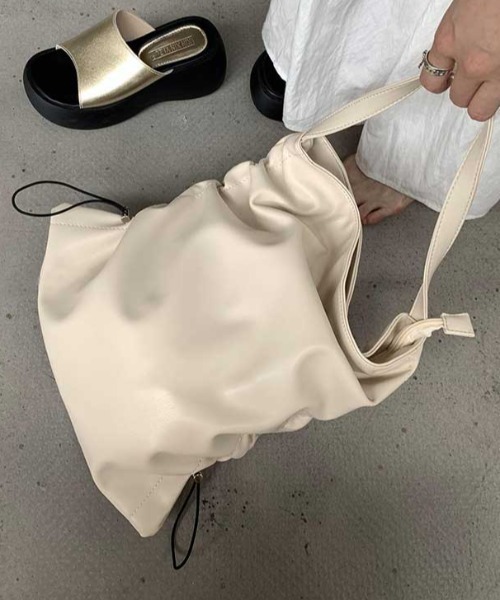 Vipoa（ヴィポア）の「Drawcord leather tote bag（トートバッグ・レディース・アイボリー/ブラック/シルバー・FREE）」の18枚目の写真