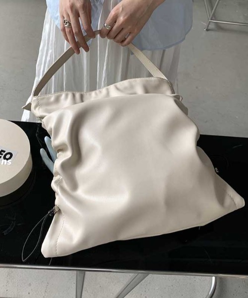 Vipoa（ヴィポア）の「Drawcord leather tote bag（トートバッグ・レディース・アイボリー/ブラック/シルバー・FREE）」の16枚目の写真
