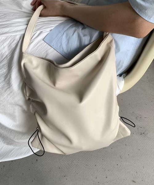Vipoa（ヴィポア）の「Drawcord leather tote bag（トートバッグ・レディース・アイボリー/ブラック/シルバー・FREE）」の15枚目の写真