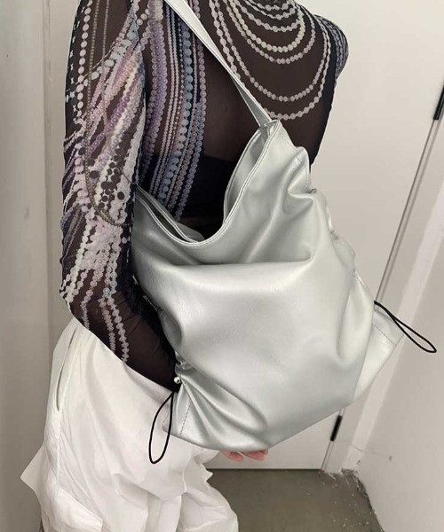 Vipoa（ヴィポア）の「Drawcord leather tote bag（トートバッグ・レディース・アイボリー/ブラック/シルバー・FREE）」の14枚目の写真