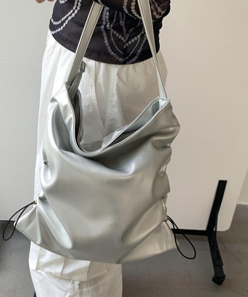 Vipoa（ヴィポア）の「Drawcord leather tote bag（トートバッグ・レディース・アイボリー/ブラック/シルバー・FREE）」の11枚目の写真