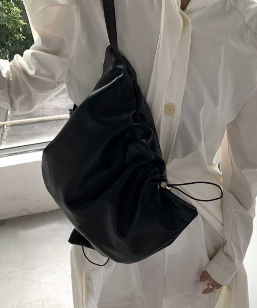 Vipoa（ヴィポア）の「Drawcord leather tote bag（トートバッグ・レディース・アイボリー/ブラック/シルバー・FREE）」の10枚目の写真