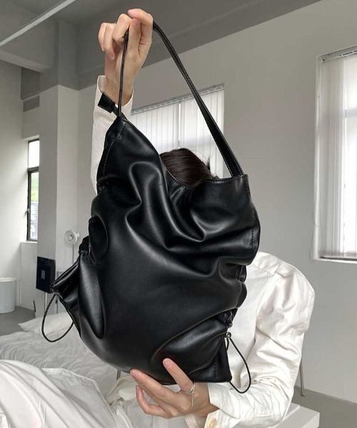 Vipoa（ヴィポア）の「Drawcord leather tote bag（トートバッグ・レディース・アイボリー/ブラック/シルバー・FREE）」の8枚目の写真