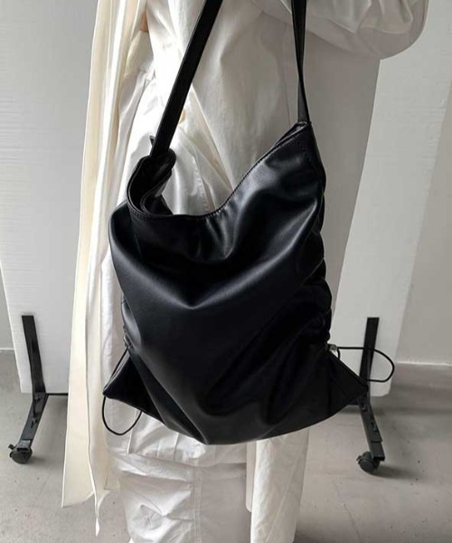 Vipoa（ヴィポア）の「Drawcord leather tote bag（トートバッグ・レディース・アイボリー/ブラック/シルバー・FREE）」の7枚目の写真