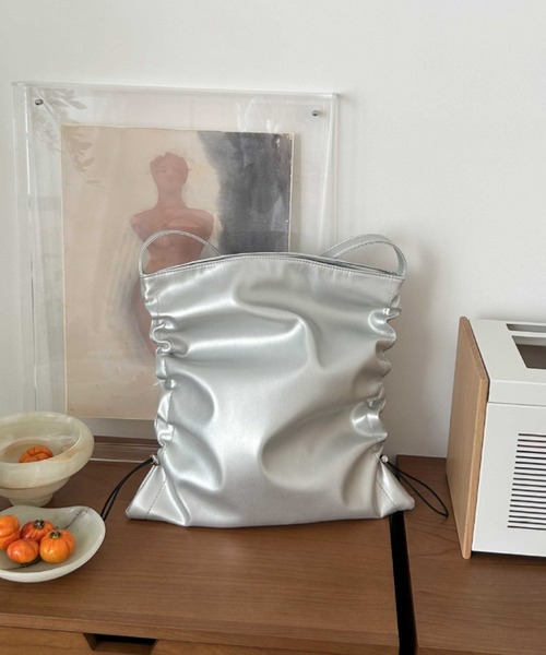 Vipoa（ヴィポア）の「Drawcord leather tote bag（トートバッグ・レディース・アイボリー/ブラック/シルバー・FREE）」の20枚目の写真