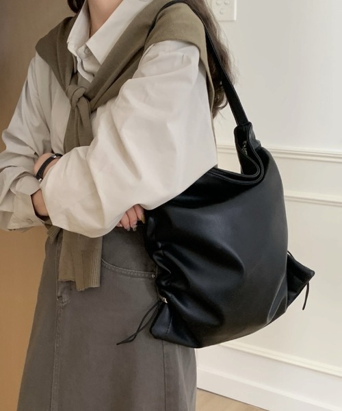 Vipoa（ヴィポア）の「Drawcord leather tote bag（トートバッグ・レディース・アイボリー/ブラック/シルバー・FREE）」の21枚目の写真