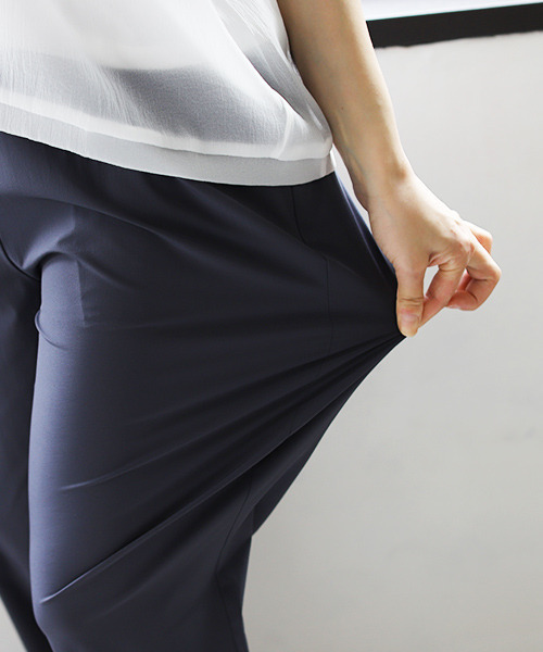 REAL CUBE(リアルキューブ)の「接触冷感ストレッチテーパードパンツ(その他パンツ・レディース・ブラック/ベージュ/ダークブルー/カーキ/テラコッタ/グリーン・FREE)」の11枚目の写真