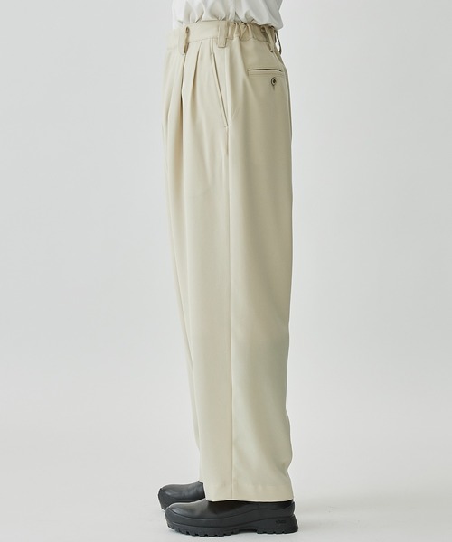 UJOH（ウジョー）の「Wide 2Tuck PNT（スラックス・メンズ・ベージュ・2/3）」の4枚目の写真