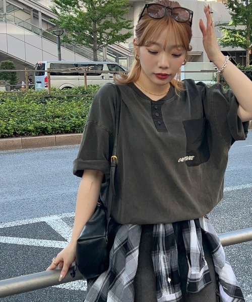 apres jour mignon（アプレジュールミニョン）の「【apresjour mignon SOIE】ユニセックスロゴヘンリーネックTシャツ【ZOZOTOWN限定アイテム】（Tシャツ/カットソー・レディース・レッド/ネイビー/ブラック系その他・X-LARGE/MEDIUM）」の2枚目の写真