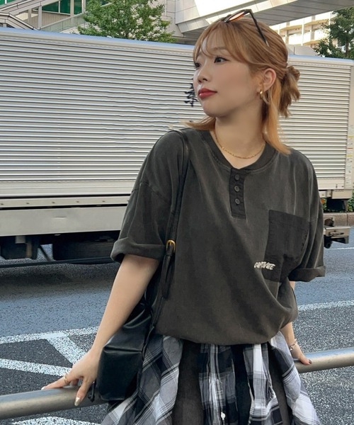 apres jour mignon（アプレジュールミニョン）の「【apresjour mignon SOIE】ユニセックスロゴヘンリーネックTシャツ【ZOZOTOWN限定アイテム】（Tシャツ/カットソー・レディース・レッド/ネイビー/ブラック系その他・X-LARGE/MEDIUM）」の6枚目の写真