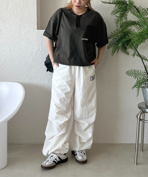 apres jour mignon（アプレジュールミニョン）の「【apresjour mignon SOIE】ユニセックスロゴヘンリーネックTシャツ【ZOZOTOWN限定アイテム】（Tシャツ/カットソー・レディース・レッド/ネイビー/ブラック系その他・X-LARGE/MEDIUM）」の16枚目の写真