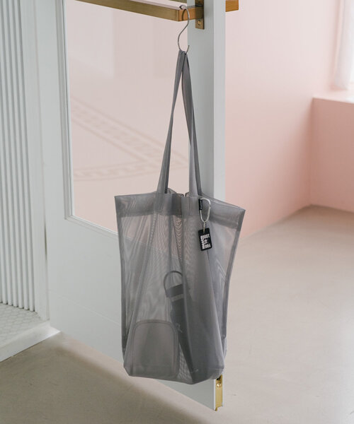 Kastane(カスタネ)の「【A4サイズ/5色展開】メッシュトートバッグ(トートバッグ・レディース・ホワイト/ライトグレー/ブラック/ライトベージュ/サーモンピンク・FREE)」の3枚目の写真