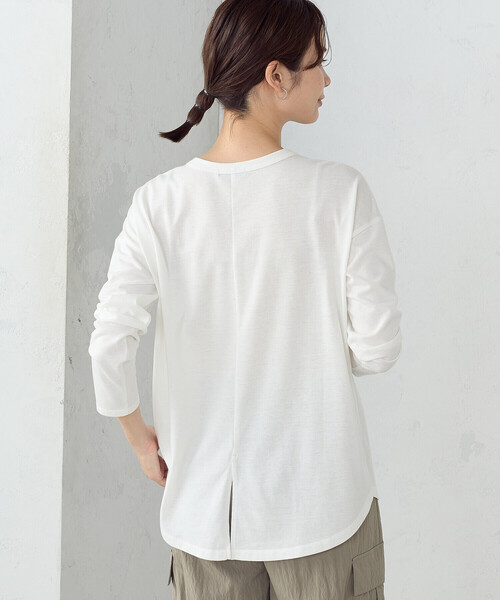 COMME CA ISM（コムサイズム）の「後ろスリット Ｔシャツ　（長袖）（Tシャツ/カットソー・レディース・ホワイト/ブラック/チャコール・LARGE/MEDIUM）」の6枚目の写真