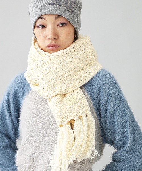 X-girl（エックスガール）の「FRINGE KNIT SCARF（マフラー・レディース・ブラック/オフホワイト・ONE SIZE）」の7枚目の写真