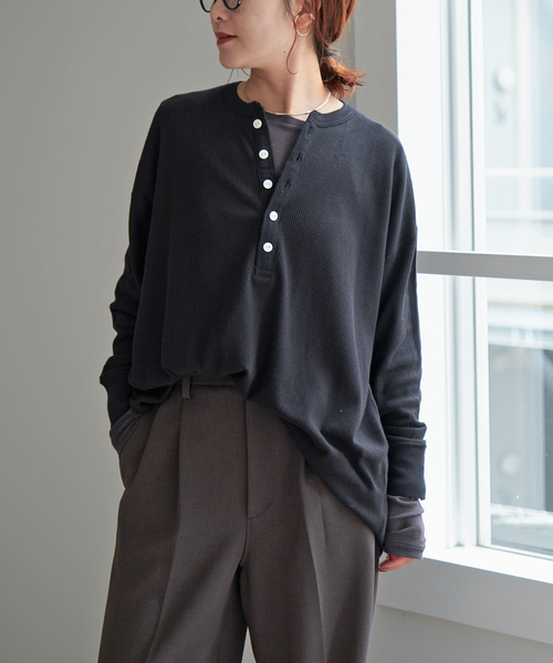 Spick & Span（スピックアンドスパン）の「《追加》HANES / ヘインズ Thermal Henly Neck HW4-A502（Tシャツ/カットソー・レディース・ブラック/アイボリー/チャコールグレー・FREE）」の18枚目の写真