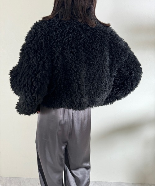 r.（アールドット）の「プードルファー Wジップ クロップドジャケット