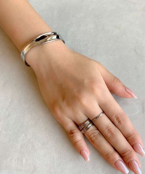 ciite'（シーテ）の「ニュアンスカーブバングル（バングル/リストバンド・レディース・ゴールド/シルバー・FREE）」の13枚目の写真