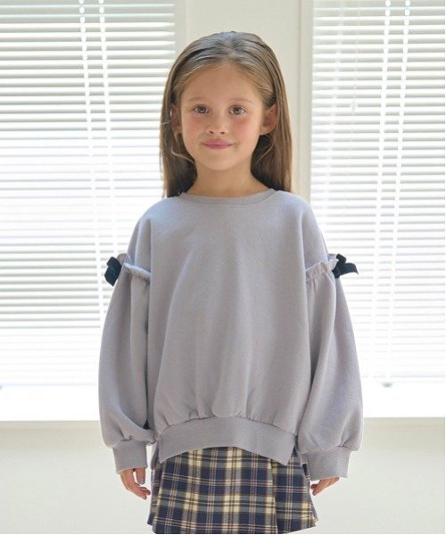 Lycee mine（リセマイン）の「【毛玉バイバイ裏起毛裏毛】アソートリボン付きガーリートップス（スウェット・キッズ・ブルーグレー/ブラック/シルバーグレー/レッド/ダークブラウン/ライトグリーン・100cm/110cm/120cm/130cm/140cm/150cm）」の2枚目の写真