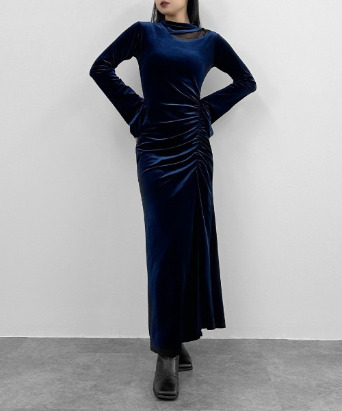 LVEU.（ラブユ.）の「【LVEU.】変形ギャザーマーメイドベロアワンピース / ワンピース ワンピ カットアウト 変形 アシメ アシンメトリー ギャザー シャーリング フレアカフス ストレッチ ロング（ワンピース・レディース・ブラック/ブルー・FREE）」の14枚目の写真