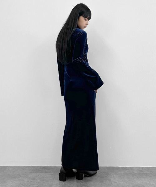 LVEU.（ラブユ.）の「【LVEU.】変形ギャザーマーメイドベロアワンピース / ワンピース ワンピ カットアウト 変形 アシメ アシンメトリー ギャザー シャーリング フレアカフス ストレッチ ロング（ワンピース・レディース・ブラック/ブルー・FREE）」の15枚目の写真
