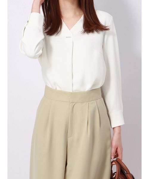 SUIT SQUARE（スーツスクエア）の「Vネックメタルパーツブラウス 7分袖 ウォッシャブル ソフトラチネ destyle（シャツ/ブラウス・レディース・ライトグレー/ホワイト/ベージュ・38(9号)）」の2枚目の写真