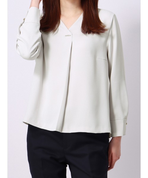 SUIT SQUARE（スーツスクエア）の「Vネックメタルパーツブラウス 7分袖 ウォッシャブル ソフトラチネ destyle（シャツ/ブラウス・レディース・ライトグレー/ホワイト/ベージュ・38(9号)）」の3枚目の写真