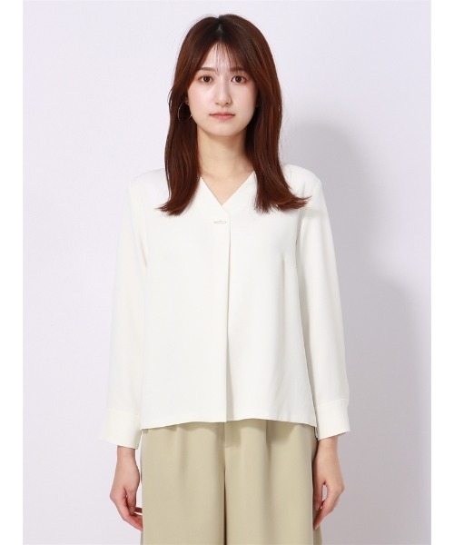 SUIT SQUARE（スーツスクエア）の「Vネックメタルパーツブラウス 7分袖 ウォッシャブル ソフトラチネ destyle（シャツ/ブラウス・レディース・ライトグレー/ホワイト/ベージュ・38(9号)）」の8枚目の写真