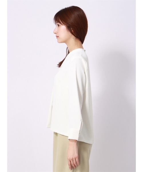 SUIT SQUARE（スーツスクエア）の「Vネックメタルパーツブラウス 7分袖 ウォッシャブル ソフトラチネ destyle（シャツ/ブラウス・レディース・ライトグレー/ホワイト/ベージュ・38(9号)）」の7枚目の写真
