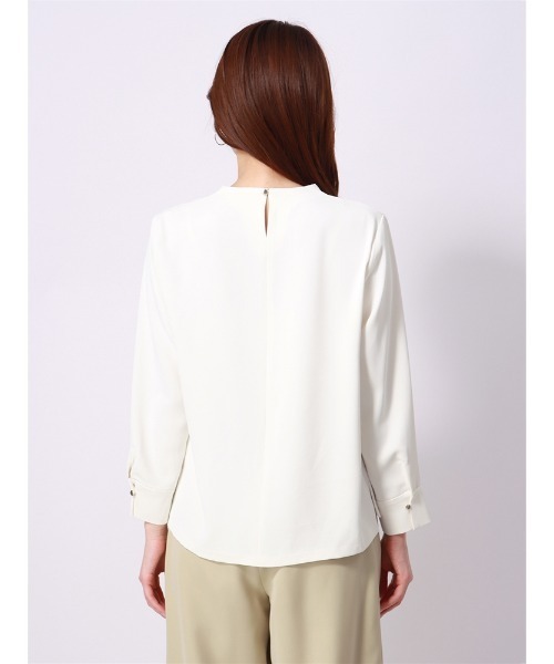 SUIT SQUARE（スーツスクエア）の「Vネックメタルパーツブラウス 7分袖 ウォッシャブル ソフトラチネ destyle（シャツ/ブラウス・レディース・ライトグレー/ホワイト/ベージュ・38(9号)）」の6枚目の写真