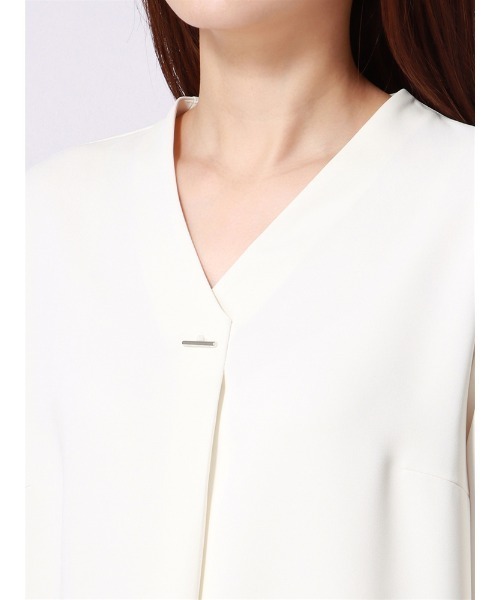 SUIT SQUARE（スーツスクエア）の「Vネックメタルパーツブラウス 7分袖 ウォッシャブル ソフトラチネ destyle（シャツ/ブラウス・レディース・ライトグレー/ホワイト/ベージュ・38(9号)）」の5枚目の写真