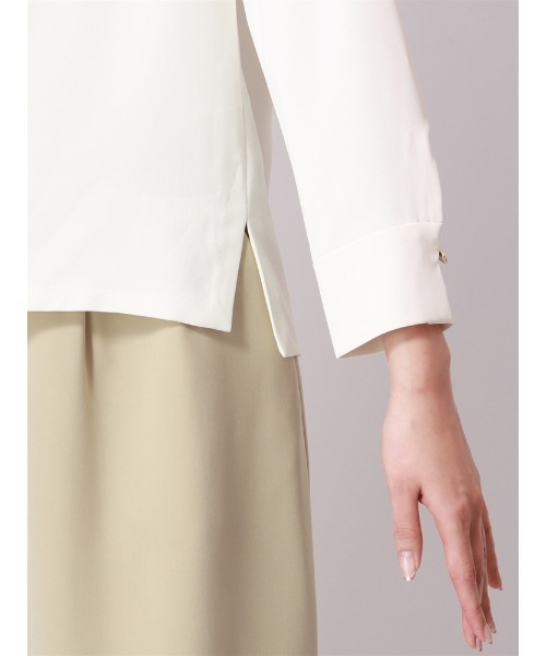 SUIT SQUARE（スーツスクエア）の「Vネックメタルパーツブラウス 7分袖 ウォッシャブル ソフトラチネ destyle（シャツ/ブラウス・レディース・ライトグレー/ホワイト/ベージュ・38(9号)）」の4枚目の写真