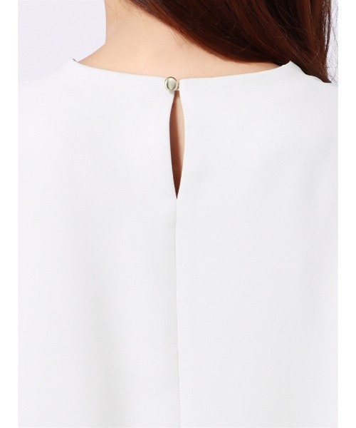 SUIT SQUARE（スーツスクエア）の「Vネックメタルパーツブラウス 7分袖 ウォッシャブル ソフトラチネ destyle（シャツ/ブラウス・レディース・ライトグレー/ホワイト/ベージュ・38(9号)）」の22枚目の写真