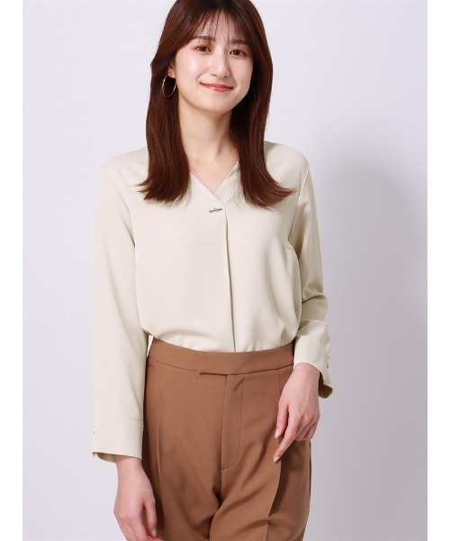 SUIT SQUARE（スーツスクエア）の「Vネックメタルパーツブラウス 7分袖 ウォッシャブル ソフトラチネ destyle（シャツ/ブラウス・レディース・ライトグレー/ホワイト/ベージュ・38(9号)）」の19枚目の写真