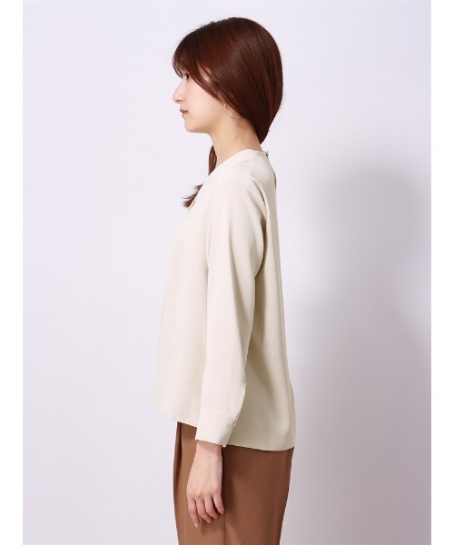 SUIT SQUARE（スーツスクエア）の「Vネックメタルパーツブラウス 7分袖 ウォッシャブル ソフトラチネ destyle（シャツ/ブラウス・レディース・ライトグレー/ホワイト/ベージュ・38(9号)）」の17枚目の写真