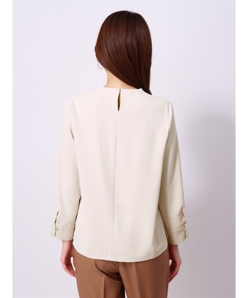 SUIT SQUARE（スーツスクエア）の「Vネックメタルパーツブラウス 7分袖 ウォッシャブル ソフトラチネ destyle（シャツ/ブラウス・レディース・ライトグレー/ホワイト/ベージュ・38(9号)）」の16枚目の写真