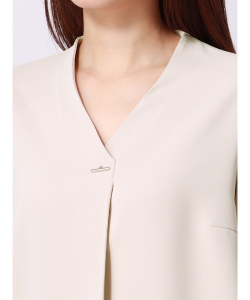 SUIT SQUARE（スーツスクエア）の「Vネックメタルパーツブラウス 7分袖 ウォッシャブル ソフトラチネ destyle（シャツ/ブラウス・レディース・ライトグレー/ホワイト/ベージュ・38(9号)）」の15枚目の写真