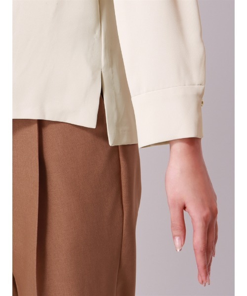 SUIT SQUARE（スーツスクエア）の「Vネックメタルパーツブラウス 7分袖 ウォッシャブル ソフトラチネ destyle（シャツ/ブラウス・レディース・ライトグレー/ホワイト/ベージュ・38(9号)）」の14枚目の写真