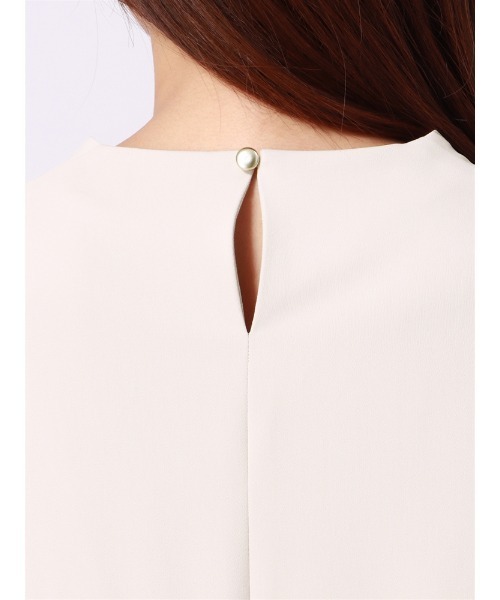 SUIT SQUARE（スーツスクエア）の「Vネックメタルパーツブラウス 7分袖 ウォッシャブル ソフトラチネ destyle（シャツ/ブラウス・レディース・ライトグレー/ホワイト/ベージュ・38(9号)）」の13枚目の写真