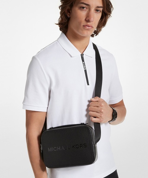 MICHAEL KORS（マイケルコース）の「COOPER エンボスロゴ ペブルレザー クロスボディ（ショルダーバッグ・メンズ・ブラック・FREE）」の8枚目の写真